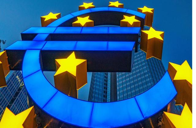 Illuminated euro sculpture at the ECB Eurotower, Frankfurt — The Digital Euro